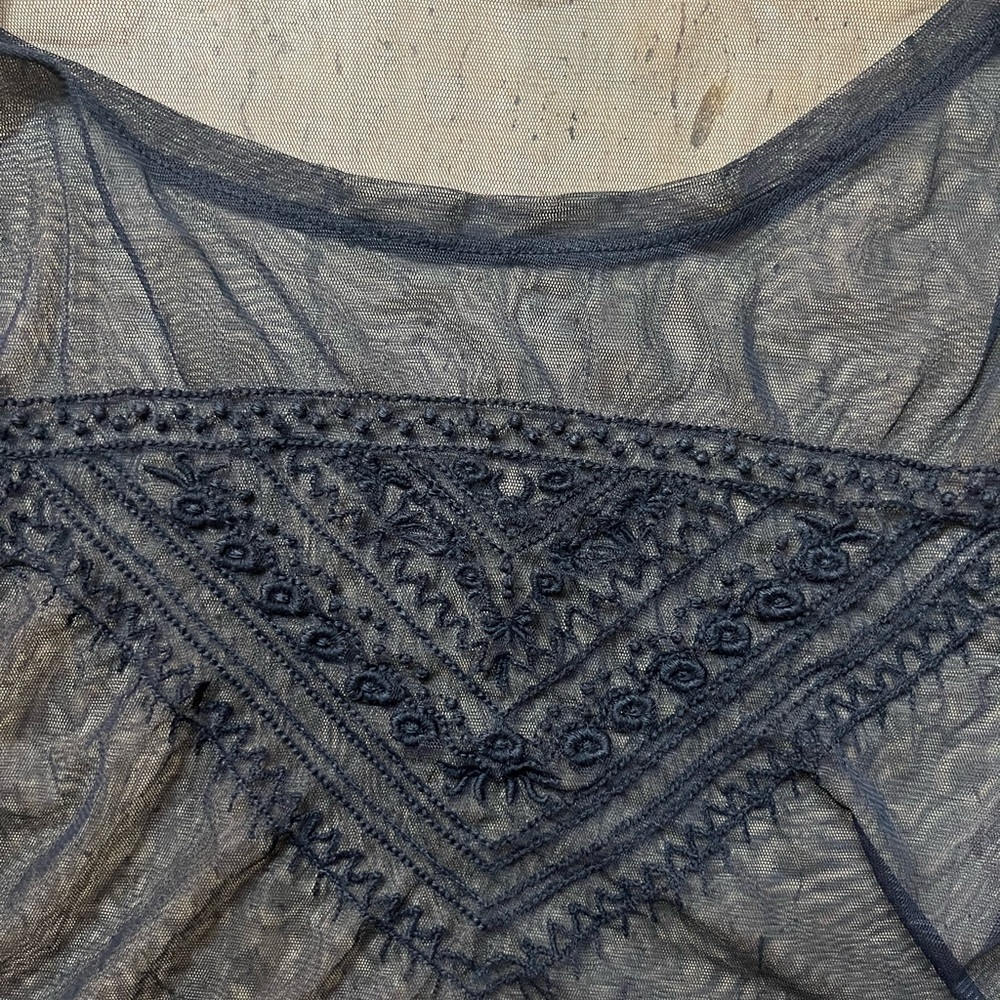 Very Delicate and Pretty Mesh Cropped Top Size XS - Picture 2 of 5